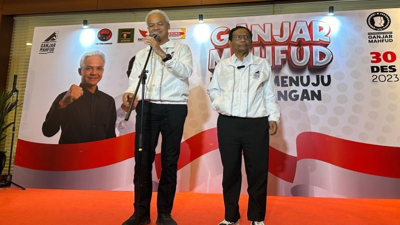 Capres nomor urut 3 Ganjar Pranowo (kiri) bersama cawapres Mahfud Md (kanan) saat memberikan keterangan usai menghadiri acara Konsolidasi Akhir Tahun Tim Pemenangan Nasional (TPN) dan Relawan Ganjar-Mahfud di Djakarta Theater, Jakarta, Sabtu (30/12/2023). (ANTARA/Rio Feisal)