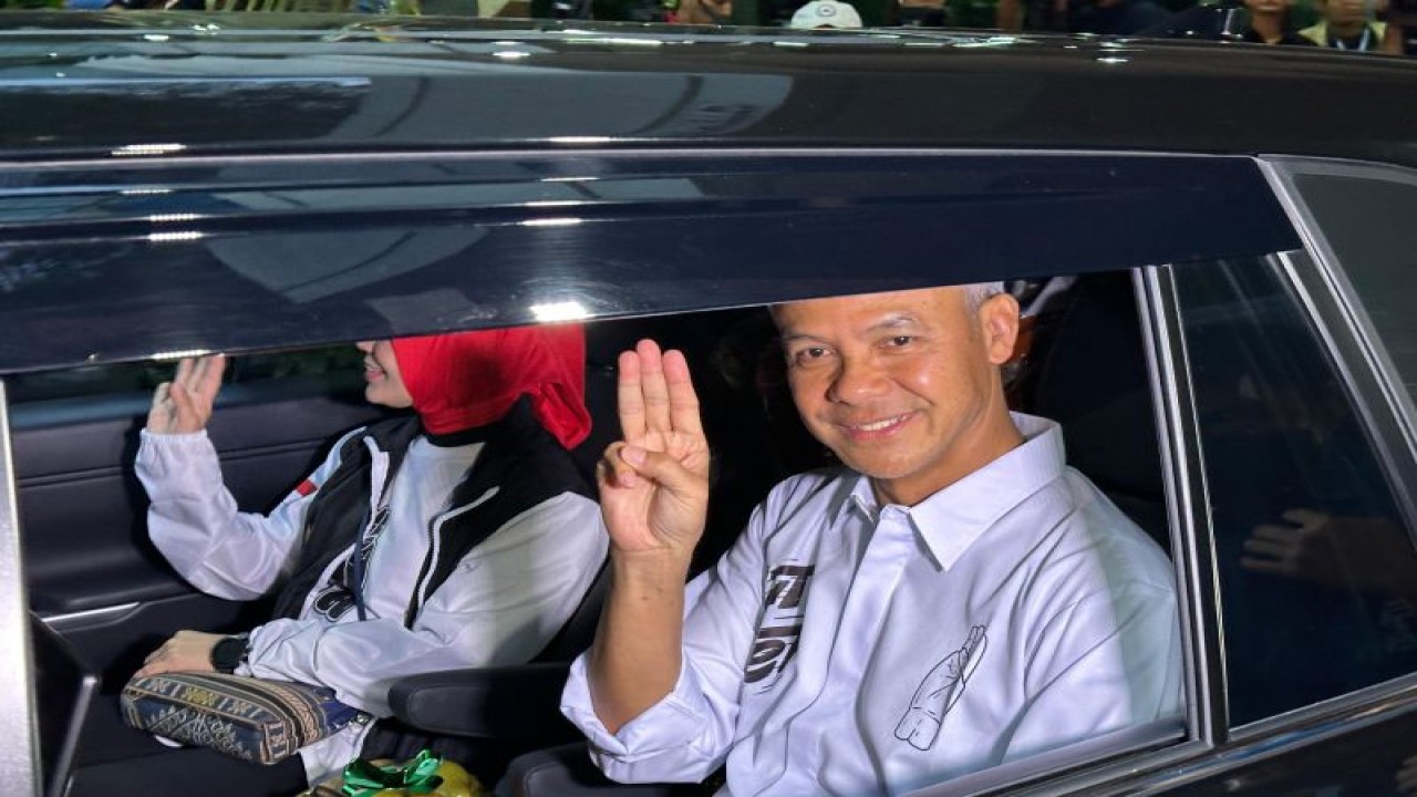 Capres Ganjar Pranowo dan istri, Siti Atiqoh, berangkat menuju lokasi debat perdana di Kantor KPU RI, Jakarta, Selasa (12/12/2023). (ANTARA/Rio Feisal)