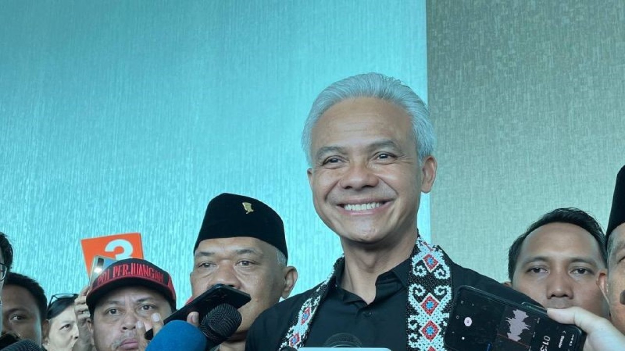 Capres nomor urut 3 Ganjar Pranowo usai pertemuan dengan TPD, Caleg Koalisi, dan Relawan di Swiss-bel Hotel Balikpapan, Kalimantan Timur, Selasa (5/12/2023). (ANTARA/Narda Margaretha Sinambela)