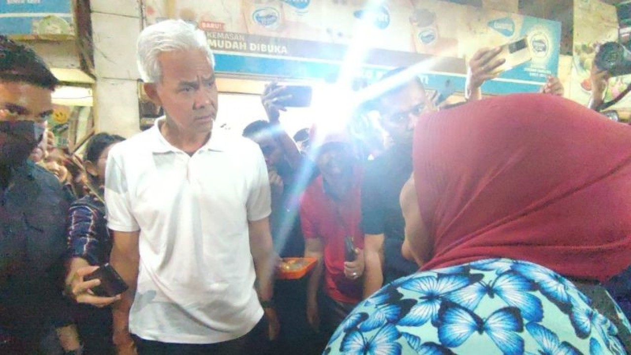 Capres nomor urut 3 Ganjar Pranowo di Pasar Baru, Klandasan Ilir, Balikpapan, Kalimantan Timur, Selasa (5/12/2023). (ANTARA/Narda Margaretha Sinambela)