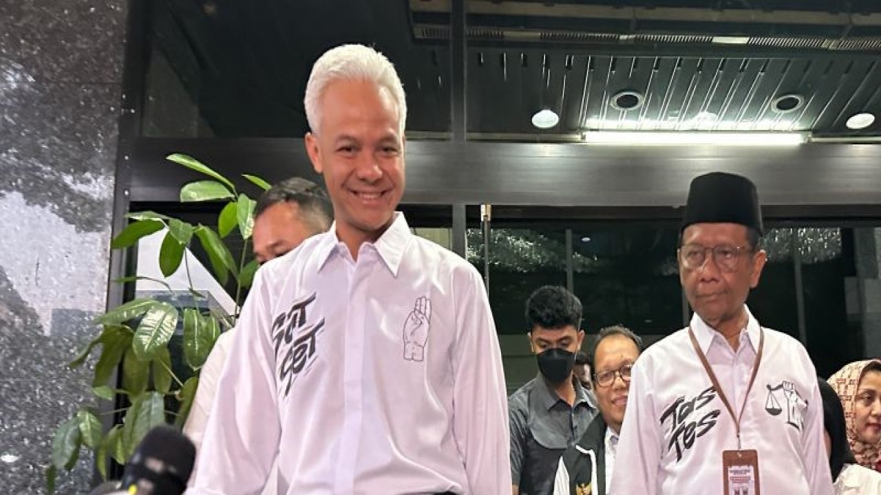 Capres nomor urut 3 Ganjar Pranowo (kiri) bersama cawapres Mahfud Md (kanan) saat berangkat menuju lokasi debat perdana dari Gedung High End, Jakarta, Selasa (12/12/2023). (ANTARA/Rio Feisal)