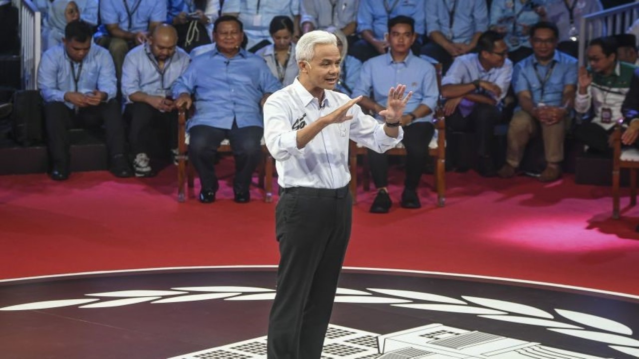 Capres nomor urut tiga Ganjar Pranowo menyampaikan visi misinya dalam debat perdana Capres dan Cawapres 2024 di Gedung KPU, Jakarta, Selasa (12/12/2023). ANTARA FOTO/Galih Pradipta/app/YU