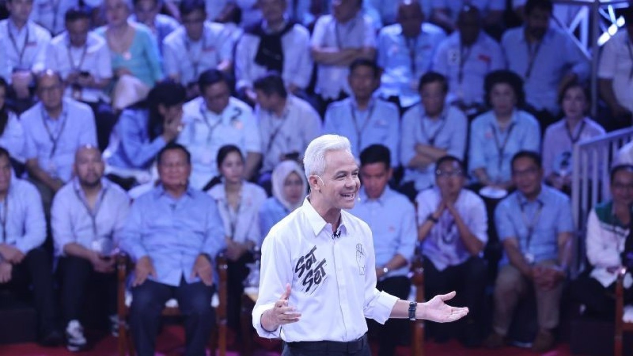 Capres nomor urut 3 Ganjar Pranowo mengikuti debat pertama capres Pemilu 2024 di Kantor KPU RI, Jakarta, Selasa (12/12/2023). ANTARA/HO-TPN Ganjar-Mahfud.