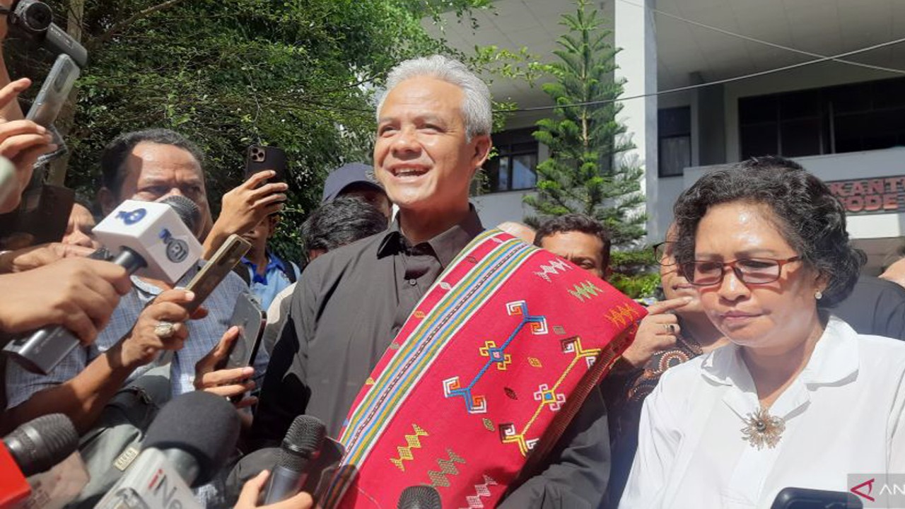 Capres nomor urut 3 Ganjar Pranowo di Kantor Sinode Gereja Masehi Injili di Timor (GMIT) Kupang, NTT, Jumat (1/12/2023). (ANTARA/Narda Margaretha Sinambela)