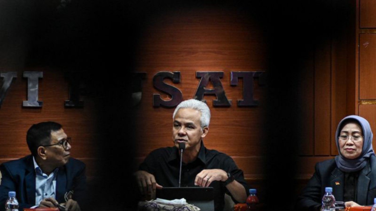 Calon presiden nomor urut 3 Ganjar Pranowo (tengah) didampingi Ketua Umum Persatuan Wartawan Indonesia (PWI) Pusat Hendry Ch Bangun (kiri) dan Ketua Dewan Pers Ninik Rahayu (kanan) menyampaikan paparannya di Gedung Dewan Pers, Jakarta, Kamis (30/11/12). ANTARA FOTO/Sulthony Hasanuddin/Spt.