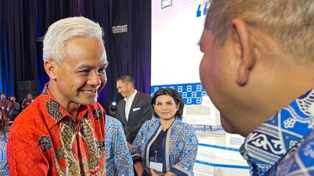 Capres RI Ganjar Pranowo menyalami anggota Apindo di kawasan Mampang Prapatan, Jakarta, Senin (11/12/2023). ANTARA/Rio Feisal