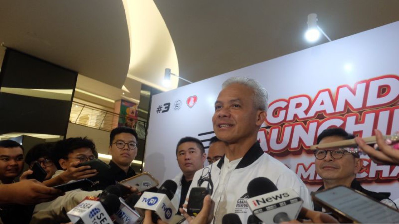 Calon Presiden RI Ganjar Pranowo usai menghadiri peluncuran marchendise di F.X. Sudirman, Jakarta, Senin (10/12/2023). ANTARA/Rizka Khaerunnisa