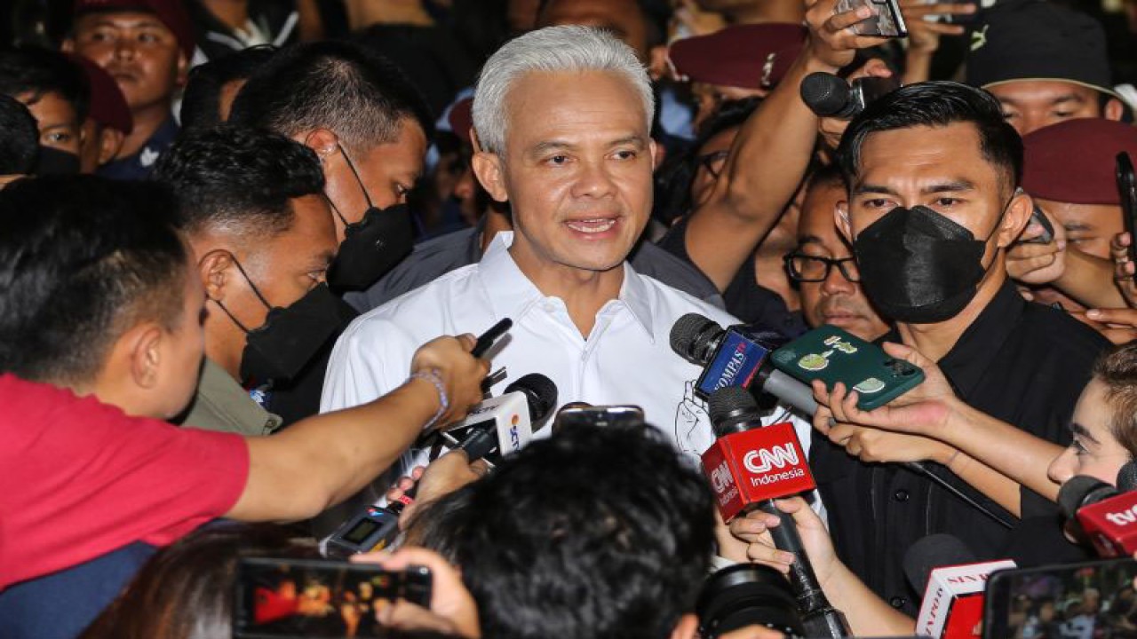 Capres nomor urut 3 Ganjar Pranowo menjawab pertanyaan wartawan usai mengikuti debat perdana Pemilu 2024 di Gedung KPU, Jakarta, Selasa (12/12/2023). ANTARA FOTO/Asprilla Dwi Adha/YU ( (ANTARA FOTO/ASPRILLA DWI ADHA)