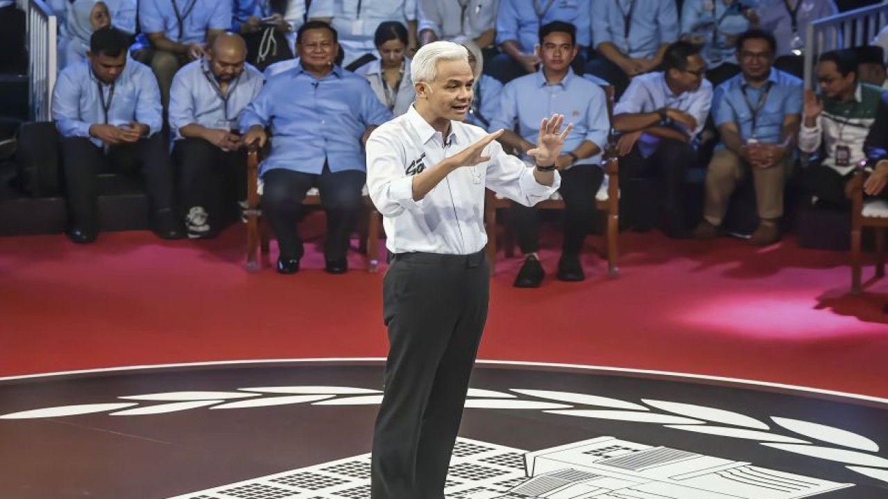 Capres nomor urut tiga Ganjar Pranowo menyampaikan visi misinya dalam debat perdana Capres dan Cawapres 2024 di Gedung KPU, Jakarta, Selasa (12/12/2023). (ANTARA/Galih Pradipta)