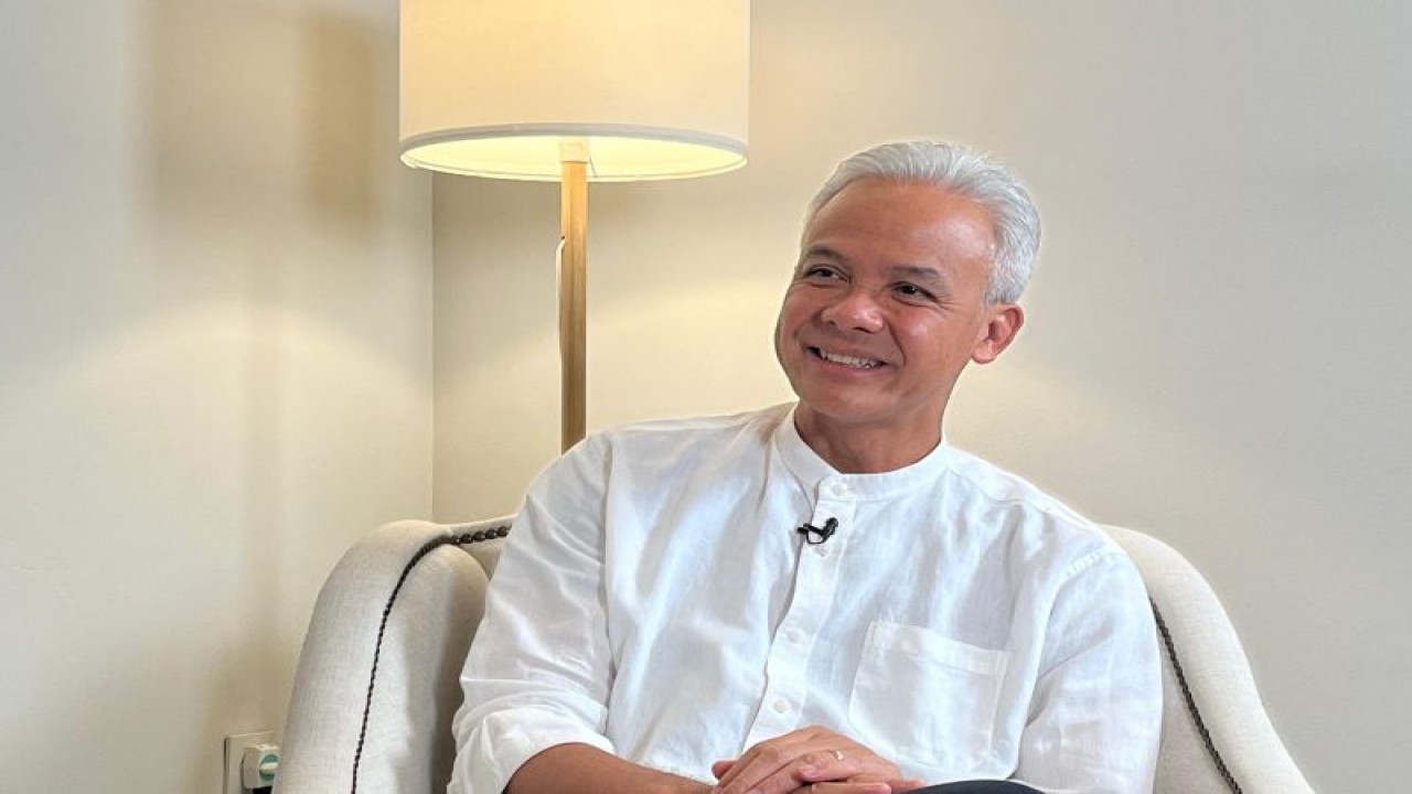 Capres RI Ganjar Pranowo saat wawancara khusus di kediamannya, Jalan Taman Patra Raya, Setiabudi, Jakarta Selatan, Rabu (13/12/2023). ANTARA/Narda Margaretha Sinambela