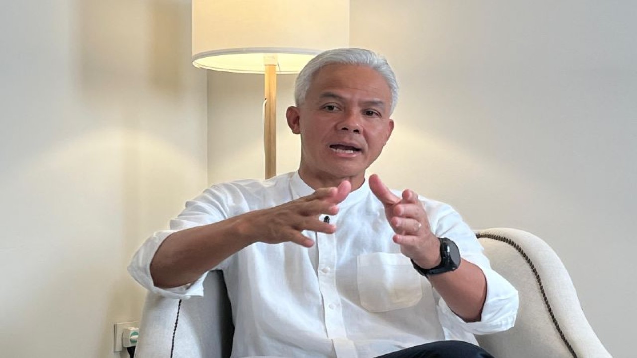 Capres RI Ganjar Pranowo saat wawancara khusus di kediamannya, Jalan Taman Patra Raya, Setiabudi, Jakarta Selatan, Rabu (13/12/2023). ANTARA/Narda Margaretha Sinambela