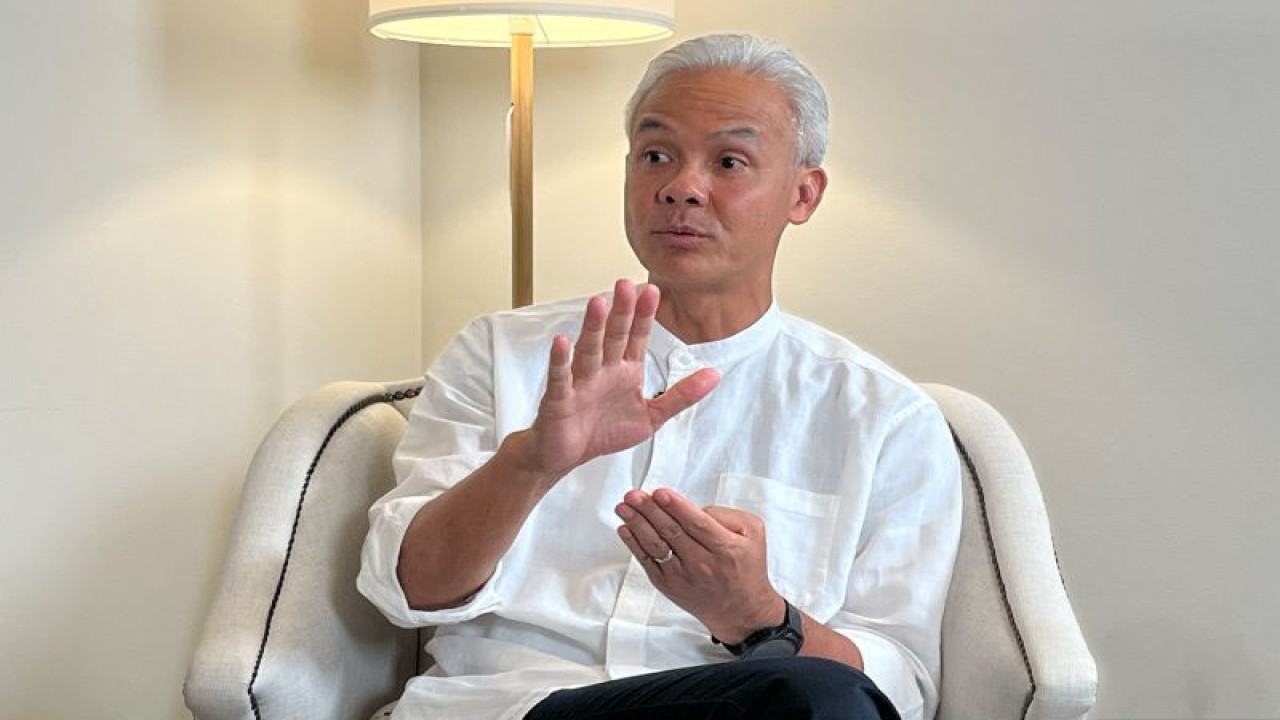 Capres nomor urut 3 Ganjar Pranowo dalam wawancara khusus di kediamannya, Jalan Taman Patra Raya, Setiabudi, Jakarta Selatan, Rabu (13/12/2023). (ANTARA/Narda Margaretha Sinambela)