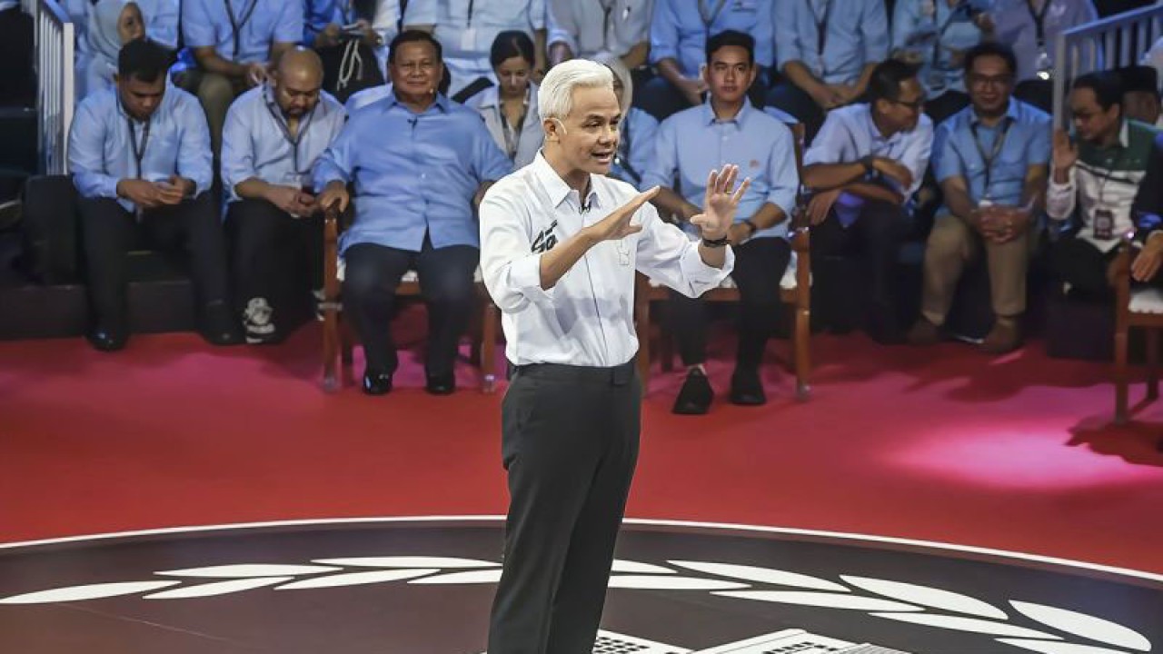 Capres nomor urut 3 Ganjar Pranowo saat menyampaikan visi misinya dalam debat pertama capres Pemilu 2024 di Gedung KPU RI, Jakarta, Selasa (12/12/2023). (ANTARA FOTO/Galih Pradipta/app/YU/aa)