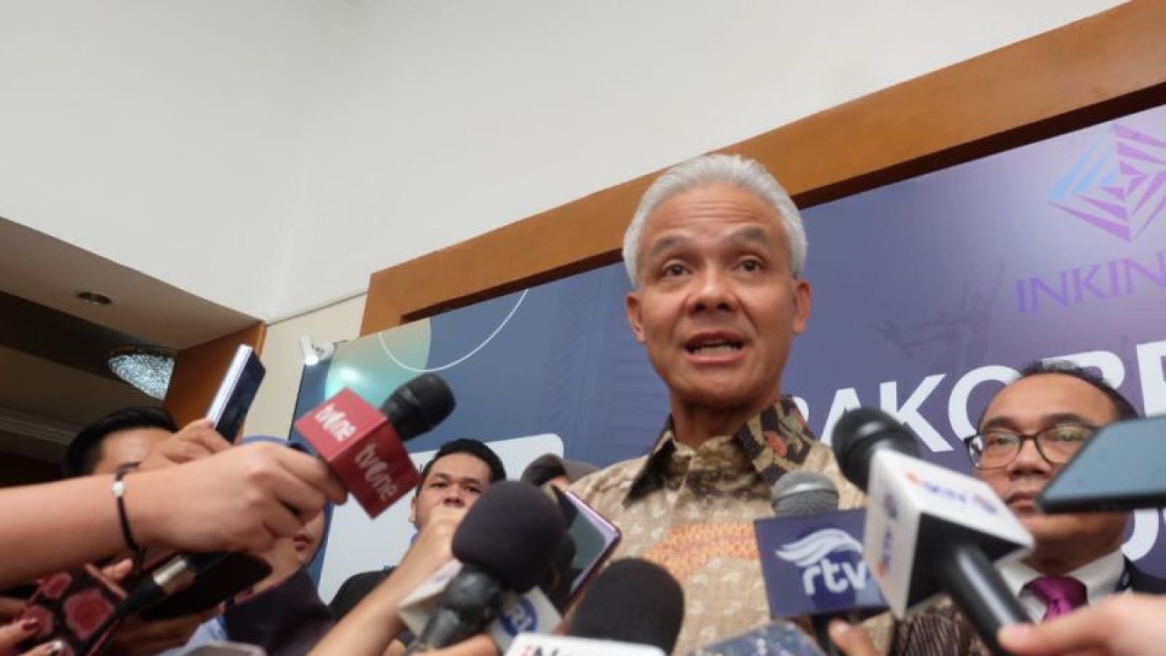 Capres nomor urut 3 Ganjar Pranowo usai menghadiri acara Rakorpimnas Ikatan Nasional Konsultan Indonesia​​​​​​​ di Jakarta, Kamis (14/12/2023). (ANTARA/Rizka Khaerunnisa)