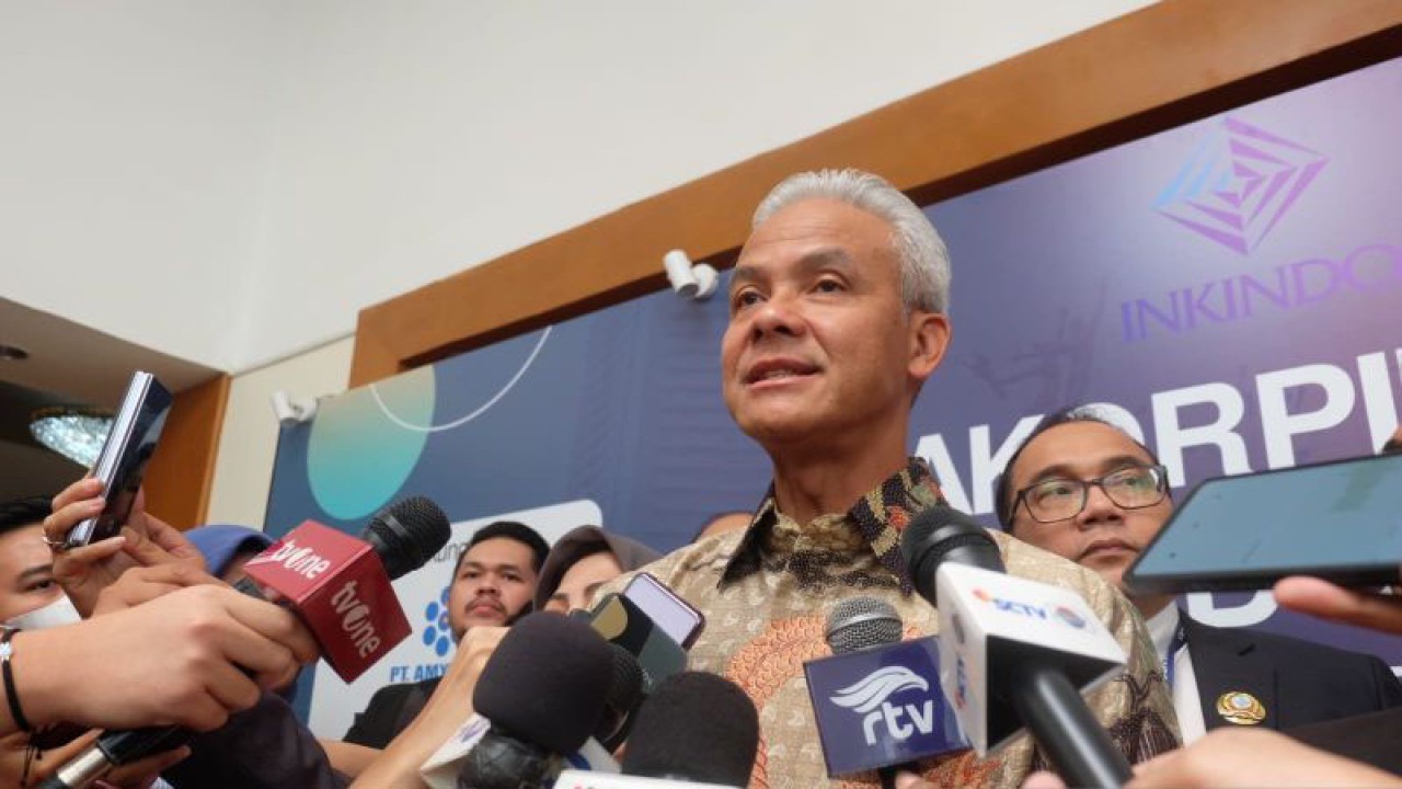 Capres nomor urut 3 Ganjar Pranowo usai menghadiri Rakorpimnas Ikatan Nasional Konsultan Indonesia​​​​​​​ di Jakarta, Kamis (14/12/2023). (ANTARA/Rizka Khaerunnisa)