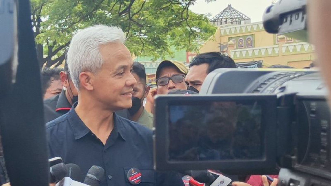 Capres nomor urut 3 Ganjar Pranowo menanggapi pertanyaan sejumlah pewarta di sela acara pertemuan dengan buruh tani dan nelayan di Taman Marakas, Bekasi, Jawa Barat, Kamis (14/12/2023). ANTARA/ Zubi Mahrofi