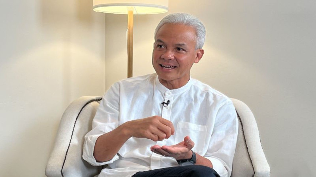 Capres nomor urut 3 Ganjar Pranowo saat wawancara eksklusif bersama ANTARA di kediamannya, Jalan Taman Patra Raya, Setiabudi, Jakarta Selatan, Rabu (13/12/2023). (ANTARA/Rio Feisal)