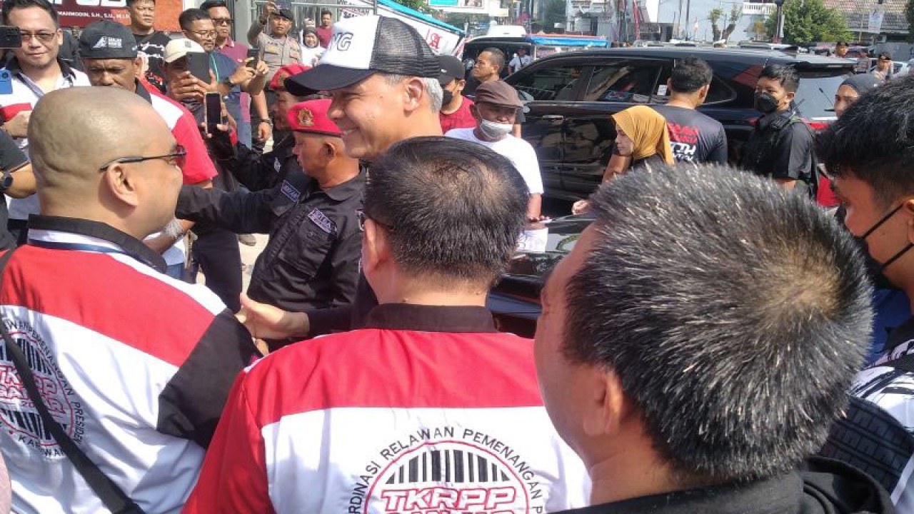 Capres nomor urut 3 Ganjar Pranowo dalam acara "Temu Sayang Ganjar Love Relawan," di Karawang, Jawa Barat, Jumat (15/12/2023). (ANTARA/ Zubi Mahrofi)