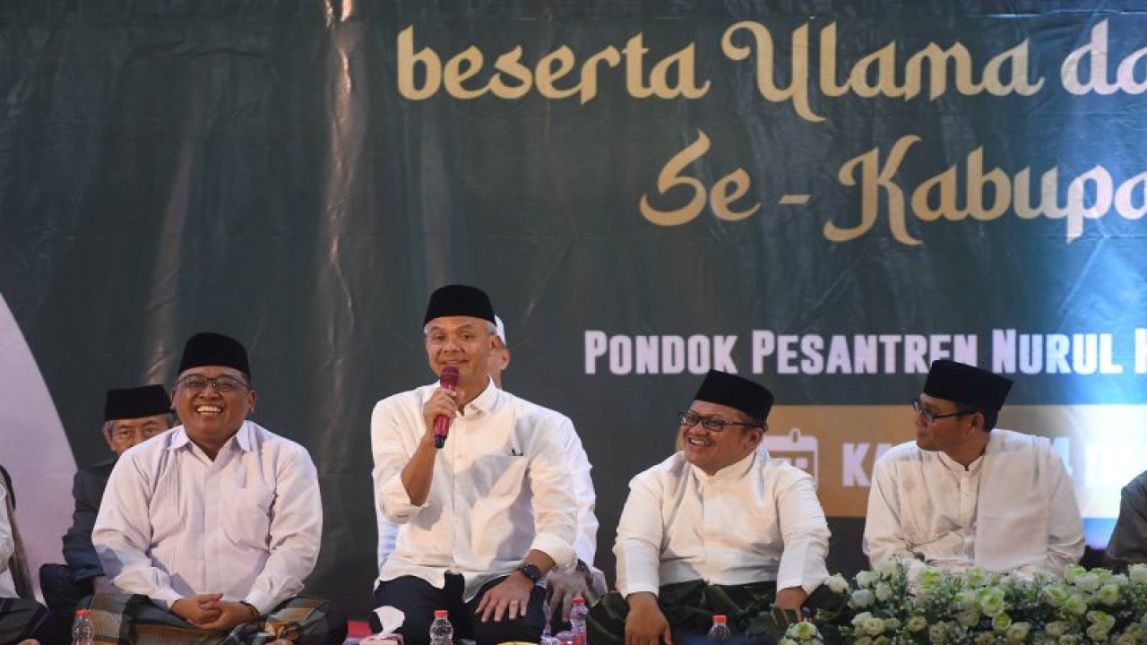 Calon Presiden Ganjar Pranowo (kedua kiri) menyampaikan pandangannya saat menghadiri sholawat kebangsaan di Ponpes Nurul Huda, Kabupaten Bekasi, Jawa Barat, Kamis (14/12/2023). Sholawat kebangsaan itu diikuti para santri, ulama dan tokoh agama se-Kabupaten Bekasi. ANTARA FOTO/Akbar Nugroho Gumay/foc. (ANTARA FOTO/AKBAR NUGROHO GUMAY)