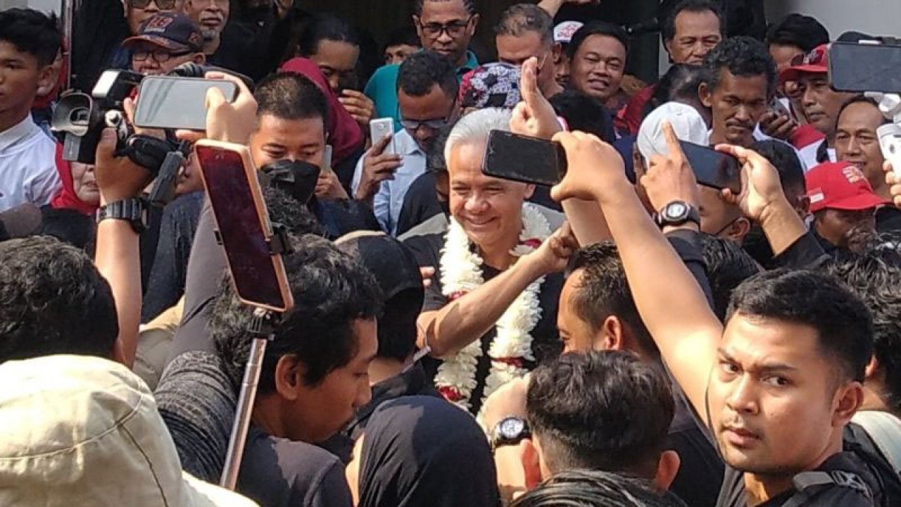 Capres nomor urut 3 Ganjar Pranowo dikelilingi relawannya usai meresmikan Posko Relawan Laskar Ganjar Pranowo (LGP) di kota Bekasi, Jawa Barat, Sabtu (16/12/2023). (ANTARA/ Zubi Mahrofi)