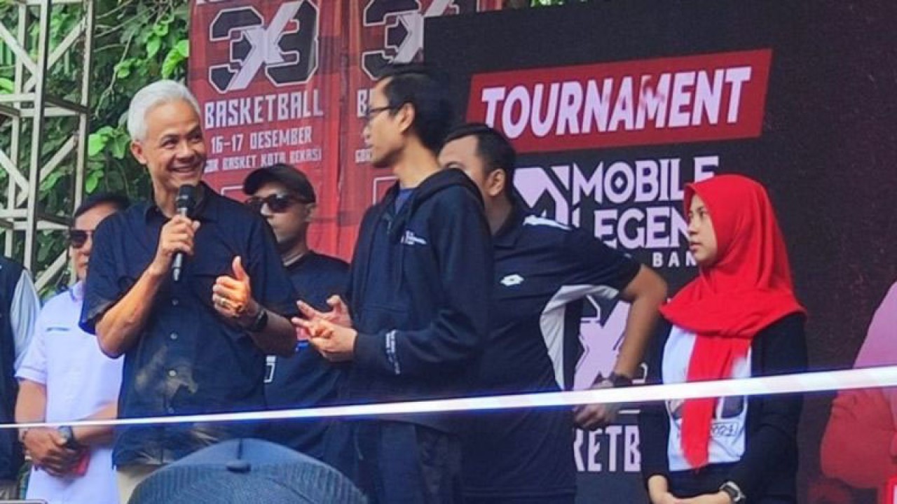 Capres nomor urut 3 Ganjar Pranowo menghadiri Tournament Mobile Legend dan Basket 3 on 3 Piala Ganjar-Mahfud di GOR Basket Kota Bekasi, Jawa Barat, Sabtu (16/12/2023). (ANTARA/ Zubi Mahrofi)