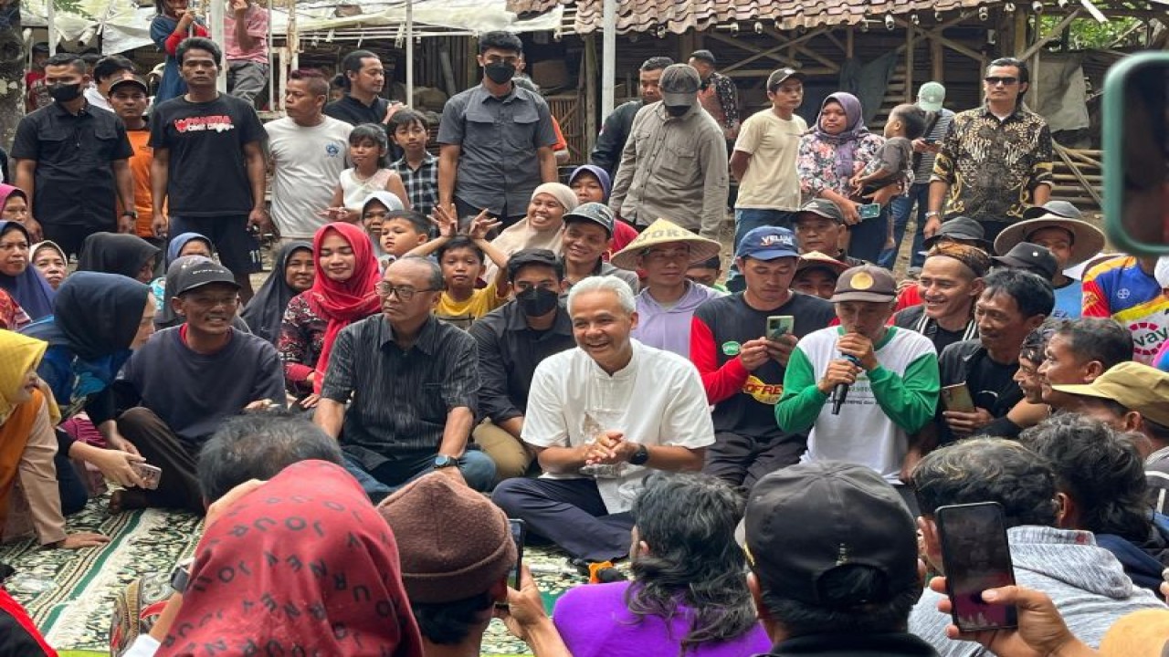 Capres nomor urut 3 Ganjar Pranowo saat ngobrol bersama petani di Dusun Gunung Bakal, Desa Sumberarum, Kabupaten Magelang, Jawa Tengah, Minggu (17/12/2023). (ANTARA/Narda Margaretha Sinambela)