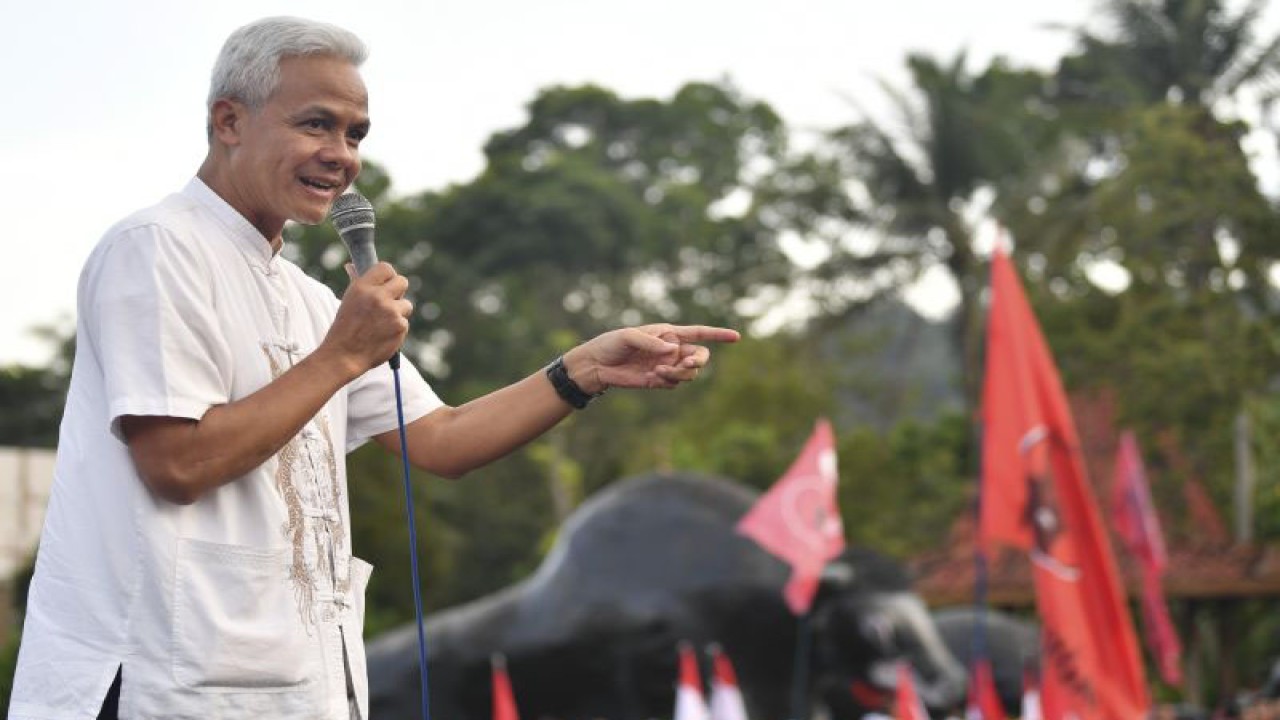 Calon presiden nomor urut 3 Ganjar Pranowo menyampaikan pidato politiknya di depan simpatisan, relawan dan caleg se-Magelang saat melakukan konsolidasi pemenangan di Desa Candirejo, Borobudur, Magelang, Jawa Tengah, Minggu (17/12/2023). Dalam kesempatan tersebut Ganjar Pranowo meminta kader dan simpatisan ebih solid dalam pemenangan pasangan capres dan cawapres Ganjar Pranowo dan Mahfud MD pada Pilpres 2024. ANTARA FOTO/M Risyal Hidayat/aww.