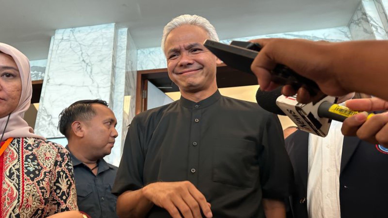 Capres nomor urut 3 Ganjar Pranowo usai menghadiri acara dialog di IPB International Convention Center, Kota Bogor, Jawa Barat, Selasa (19/12/2023). (ANTARA/Rio Feisal)