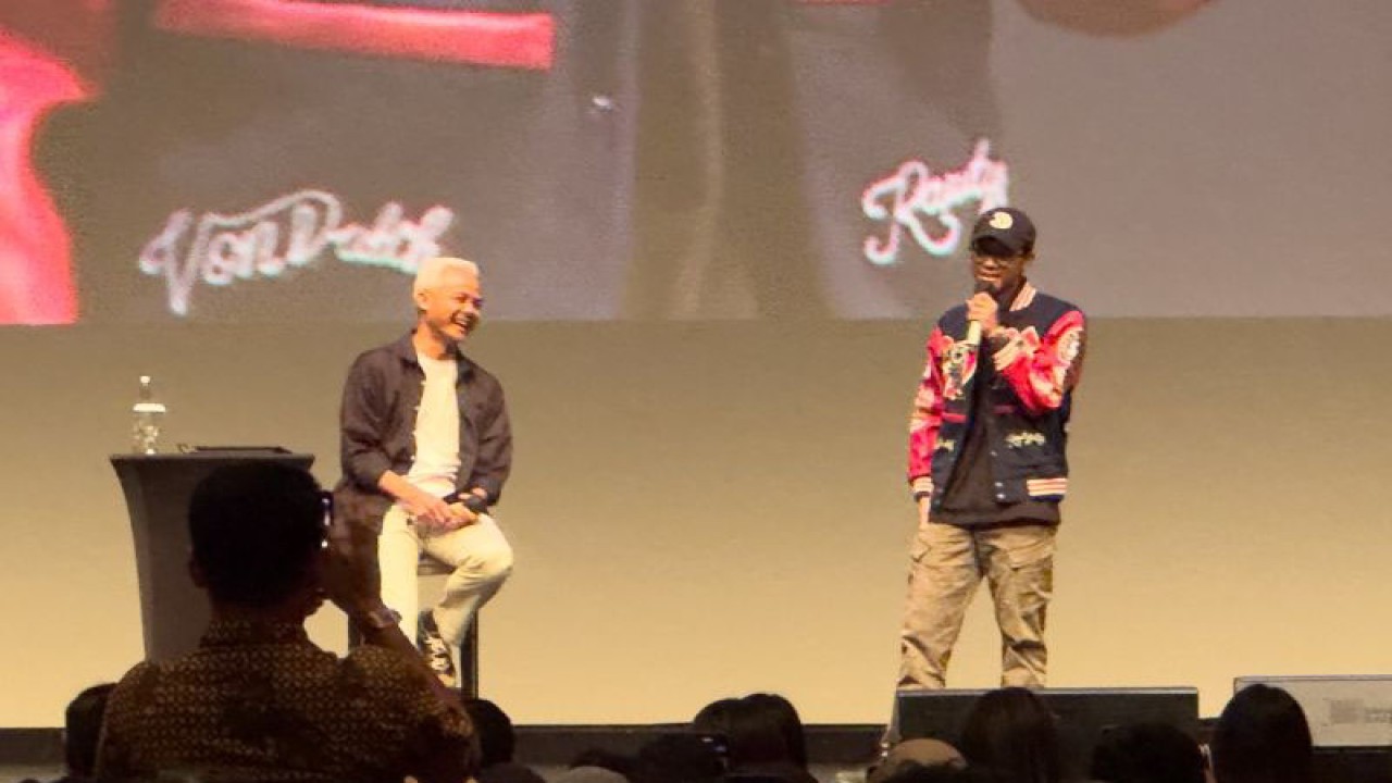 Capres nomor urut 3 Ganjar Pranowo (kiri) saat di-roasting oleh putranya, Muhammad Zinedine Alam Ganjar di kawasan Menteng, Jakarta, Kamis (21/12/2023). (ANTARA/Rio Feisal)