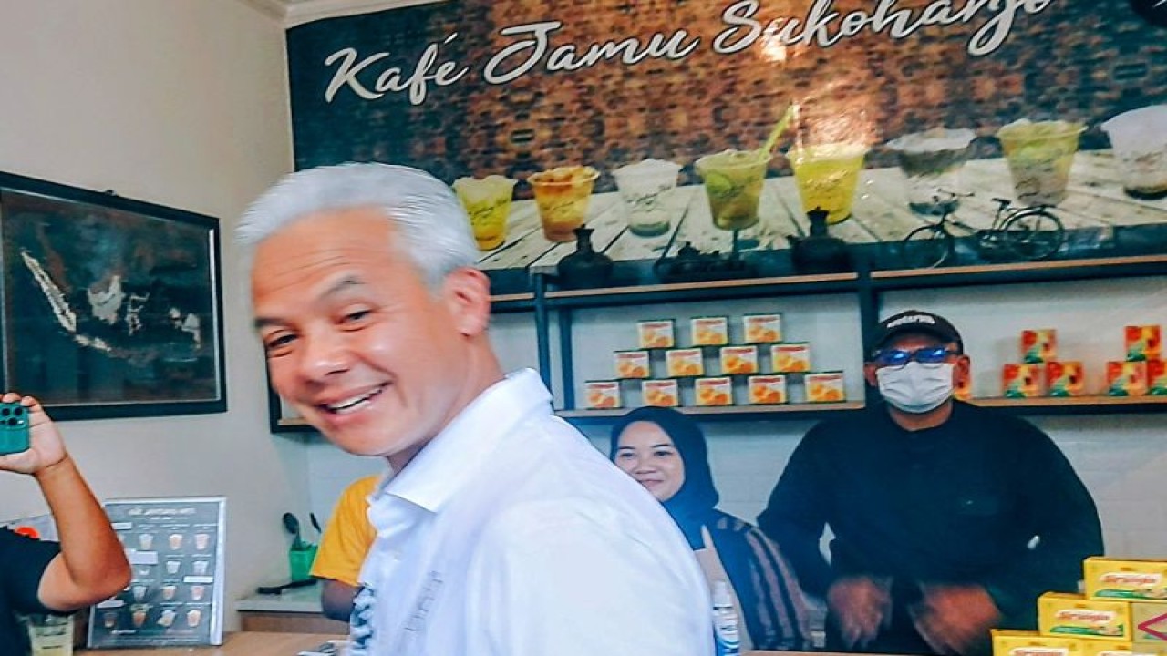 Calon presiden nomor urut tiga Ganjar Pranowo meninjau suasana Kafe Jamu Sukoharjo di Pasar Nguter, Sukoharjo, Jawa Tengah, Selasa (26/12/2023). ANTARA/Abdu Faisal