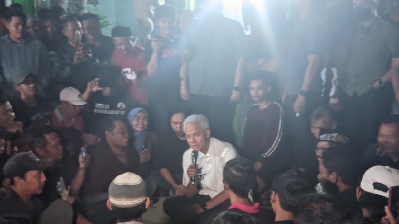 Calon presiden nomor urut tiga Ganjar Pranowo menyapa pendukungnya di Wonosari, Klaten, Jawa Tengah, Selasa (26/12/2023) malam. ANTARA/Abdu Faisal