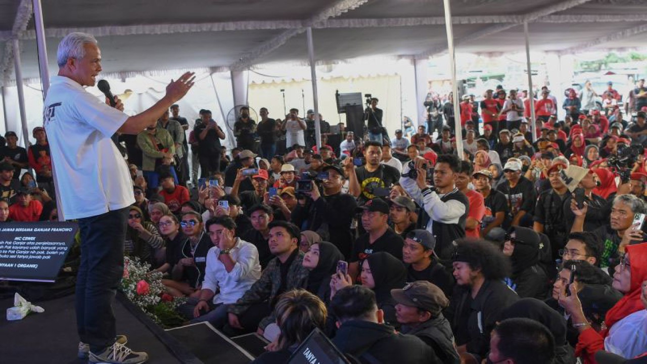 Calon presiden nomor urut 3 Ganjar Pranowo meluncurkan program satu keluarga miskin satu sarjana di Mojolaban, Kabupaten Sukoharjo, Jawa Tengah, Selasa (26/12/2023). (ANTARA FOTO/Wahyu Putro A/foc)