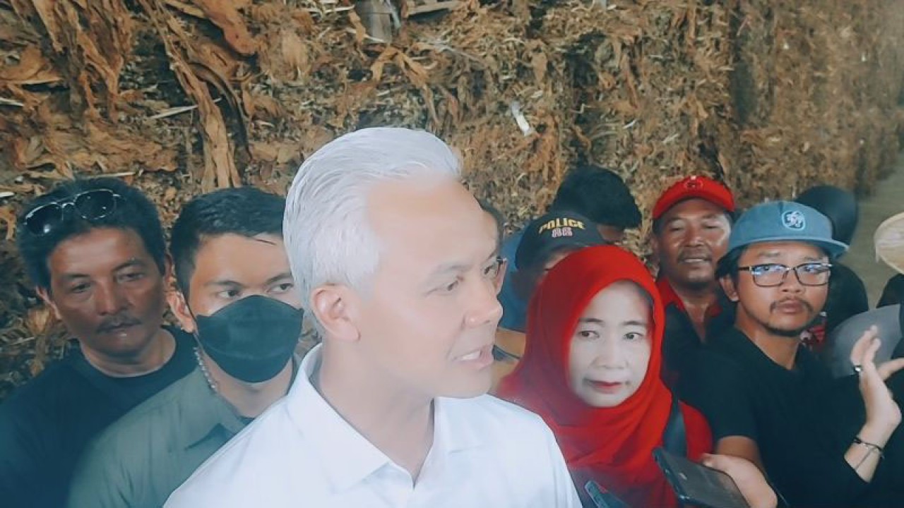 Calon presiden nomor urut 3 Ganjar Pranowo saat mengunjungi Gudang Tembakau Empatlima di Kabupaten Klaten, Jawa Tengah, Rabu (27/12/2023). (ANTARA/Abdu Faisal)