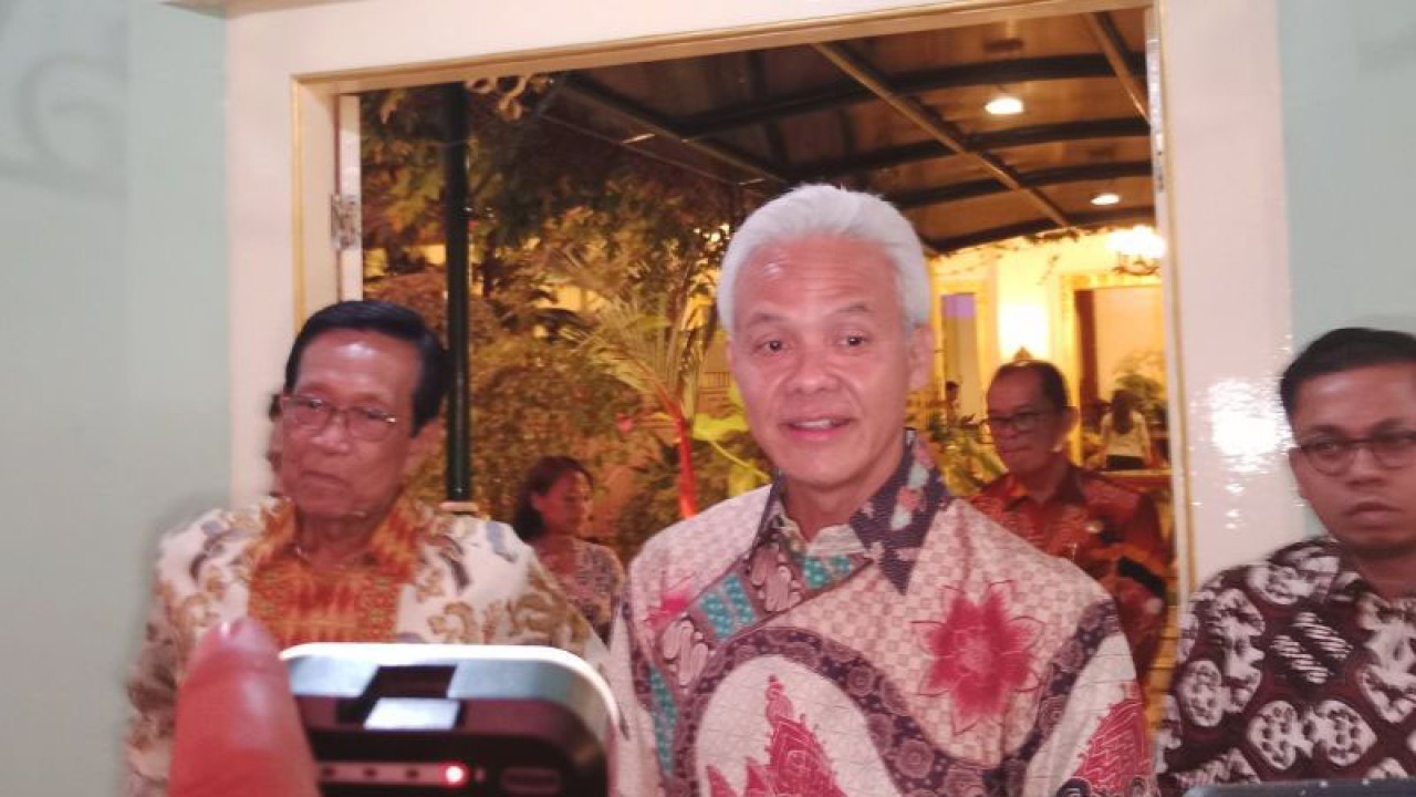 Calon Presiden Nomor Urut 3 Ganjar Pranowo menemui Gubernur Daerah Istimewa Yogyakarta Sri Sultan HB X di Gedhong Wilis, Kompleks Kantor Kepatihan, Yogyakarta, Rabu (27/12/2023) sore. ANTARA/Luqman Hakim