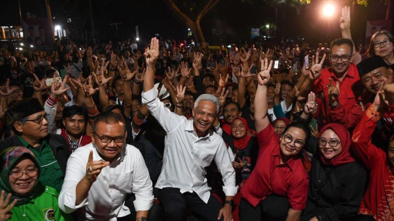 Calon presiden nomor urut 3 Ganjar Pranowo (tengah) bersama relawan relawan melakukan salam tiga jari di Taman Ndayu Sragen, Jawa Tengah, Minggu (24/12/2023). Ganjar mengajak 1.200 relawan di Sragen untuk menyampaikan program-program pasangan Ganjar-Mahfud jelang pelaksanaan Pilpres 2024. ANTARA FOTO/Wahyu Putro A/tom.