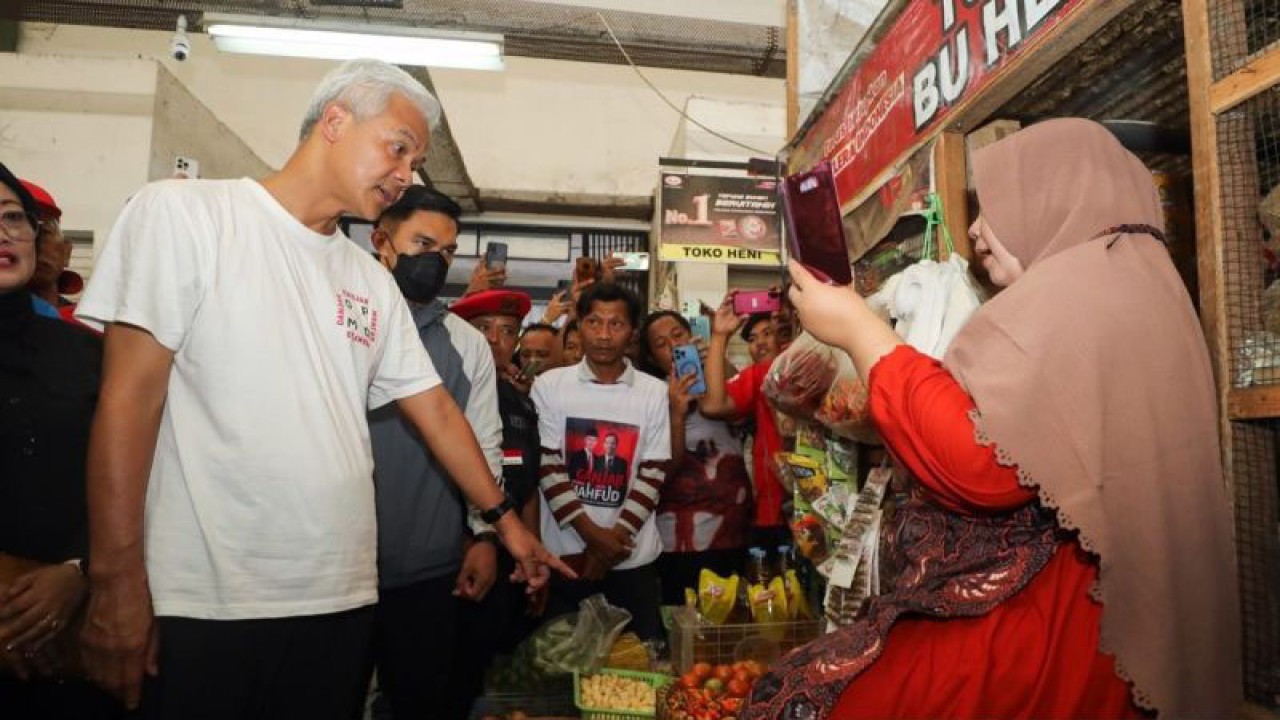 Calon Presiden nomor urut 3, Ganjar Pranowo, saat blusukan di Pasar Tradisional Kebonagung, Kecamatan Ngemplak Kabupaten Boyolali, Jawa Tengah, Sabtu (30/12/2023).  ANTARA/HO- Istimewa.