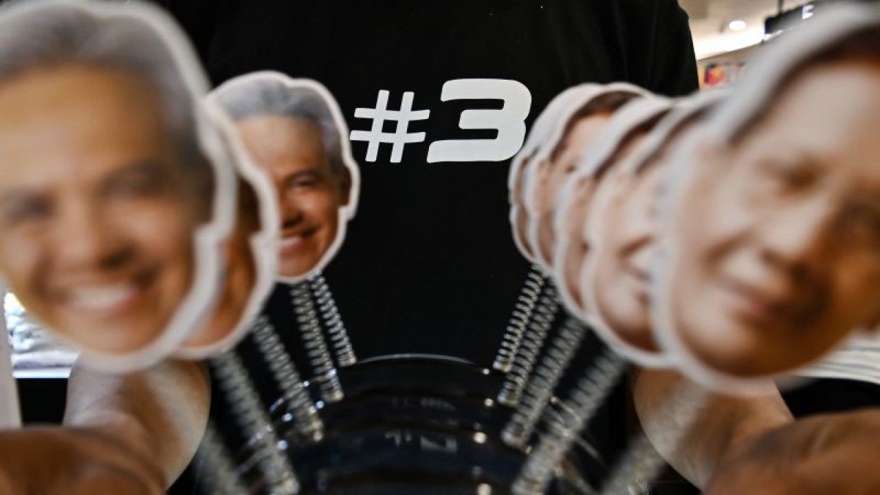 Pramuniaga menata bando merchandise Ganjar-Mahfud yang dijual di toko resmi di FX Sudirman, Jakarta, Senin (11/12/2023). ANTARA FOTO/Sulthony Hasanuddin/Spt. (ANTARA FOTO/SULTHONY HASANUDDIN)