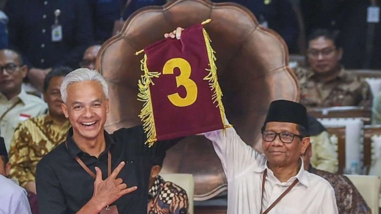 Pasangan Ganjar Pranowo-Mahfud Md. menunjukkan nomor hasil undian pada Rapat Pleno Terbuka Pengundian dan Penetapan Nomor Urut Pasangan Calon Presiden dan Wakil Presiden Pemilu 2024 di Gedung KPU RI, Jakarta, Selasa (14/11/2023). ANTARA FOTO/Galih Pradipta/aa.
