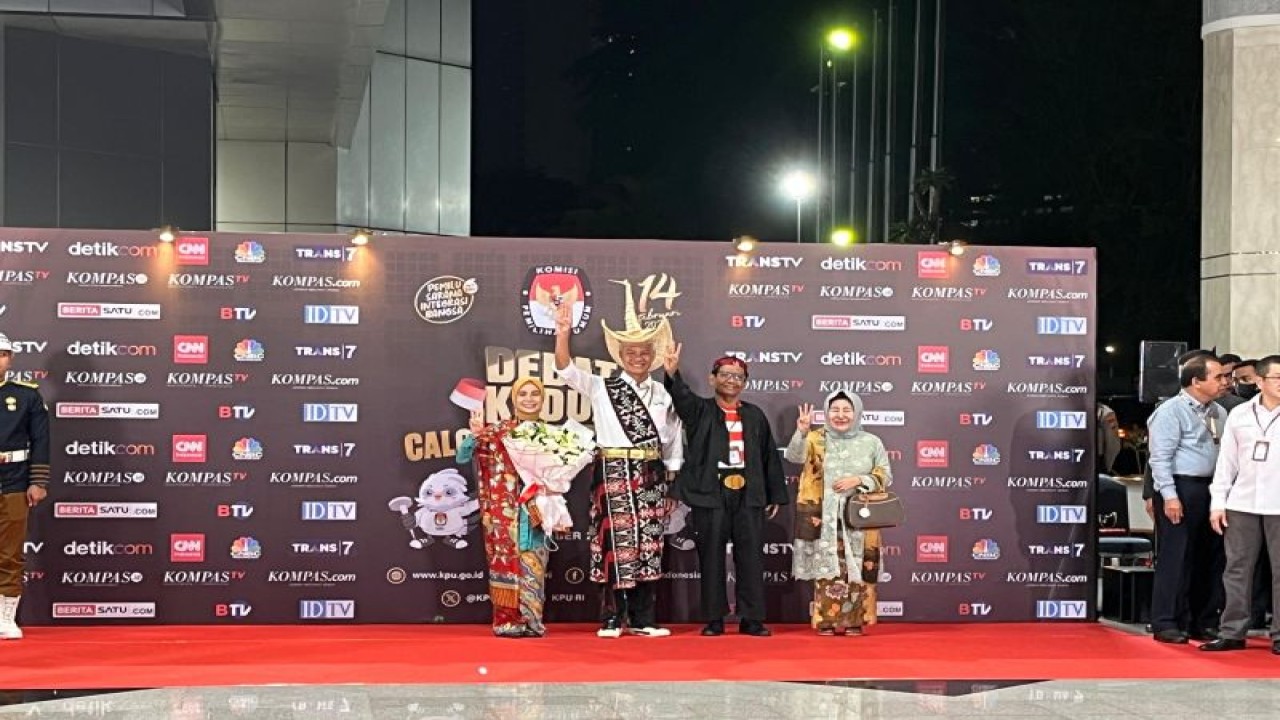 Pasangan capres dan cawaprwa nomor urut 3 Ganjar Pranowo-Mahfud Md hadir pada debat kedua Pilpres 2024 di Balai Sidang Jakarta Convention Center, Jakarta, Jumat (22/12/2023). (ANTARA/Narda Margaretha Sinambela)