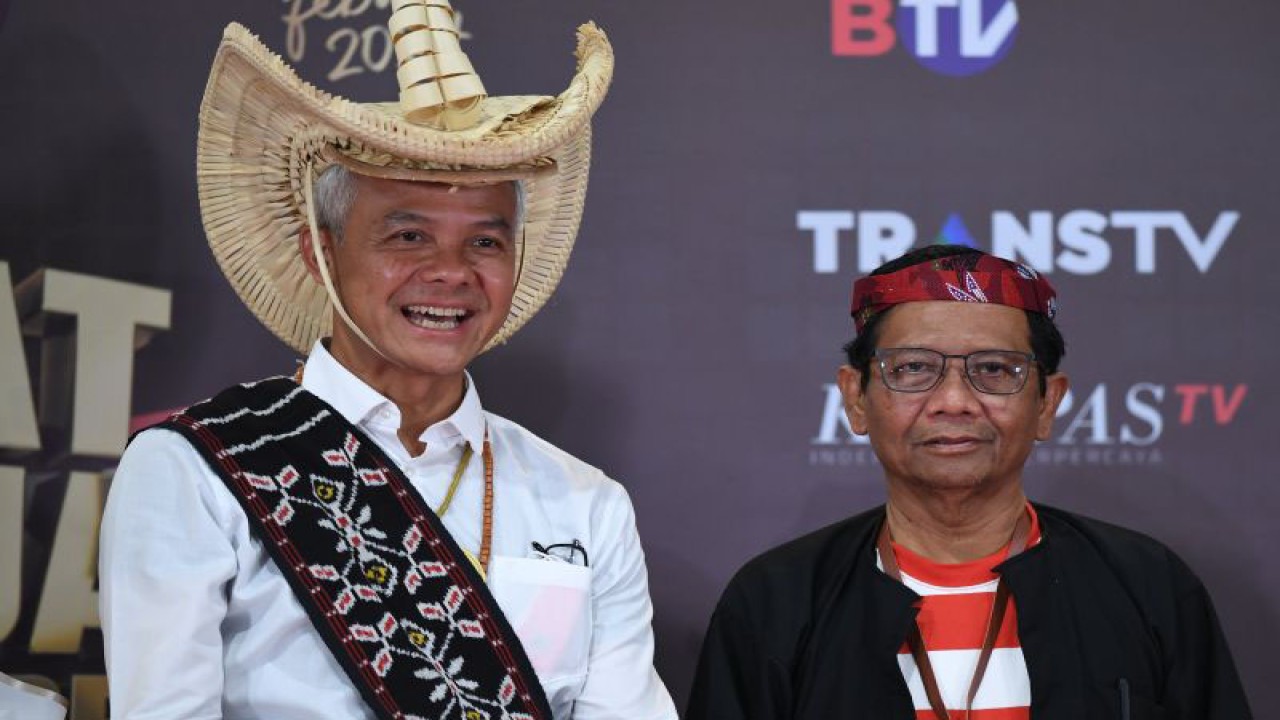 Calon presiden-wakil presiden nomor urut 3 Ganjar Pranowo - Mahfud MD tiba untuk mengikuti debat calon wakil presiden Pemilu 2024 di Jakarta Convention Center, Jakarta, Jumat (22/12/2023). ANTARA FOTO/Muhammad Adimaja/rwa.