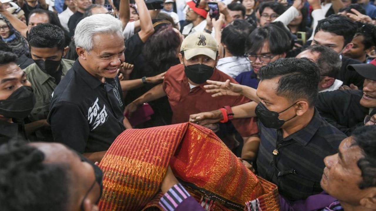 Calon presiden nomor urut 3 Ganjar Pranowo (kiri) menyalami alumni dan aktivis saat menghadiri sarasehan nasional Gerakan Mahasiswa Nasional Indonesia (GMNI) di Jakarta, Kamis (28/12/2023). Alumni dan aktivis GMNI memberikan dukungan terhadap calon presiden nomor urut 3 Ganjar Pranowo pada Pemilu 2024. ANTARA FOTO/Hafidz Mubarak A/rwa.