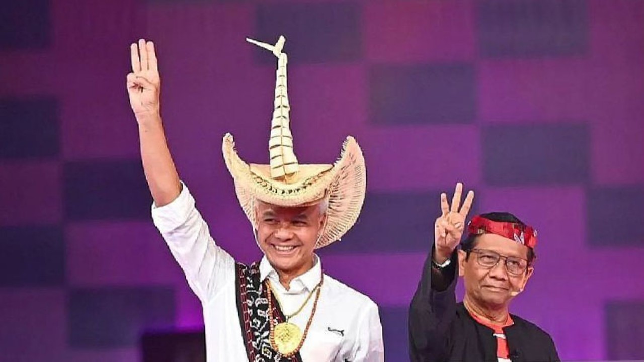 Pasangan calon presiden dan wakil presiden nomor urut 3 Ganjar Pranowo-Mahfud MD saat menyapa penonton sebelum debat kedua cawapres Pemilu 2024 di JCC Senayan, Jakarta, Jumat (22/12/2023). (ANTARA FOTO/Akbar Nugroho Gumay/rwa/pri.)