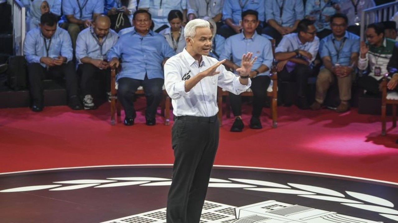 Capres nomor urut tiga Ganjar Pranowo menyampaikan visi misinya dalam debat perdana Capres dan Cawapres 2024 di Gedung KPU, Jakarta, Selasa (12/12/2023). ANTARA FOTO/Galih Pradipta/app/YU (Galih Pradipta/Galih Pradipta)