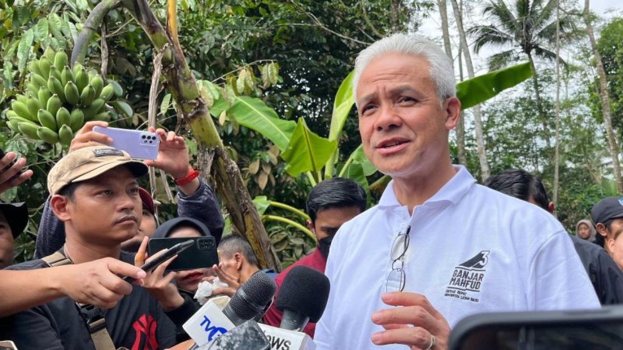 Capres nomor urut 3 Ganjar Pranowo saat berkampanye di Desa Wilayu, Kecamatan Selomerto, Kabupaten Wonosobo, Jawa Tengah, Senin (18/12/2023). (ANTARA/Narda Margaretha Sinambela)