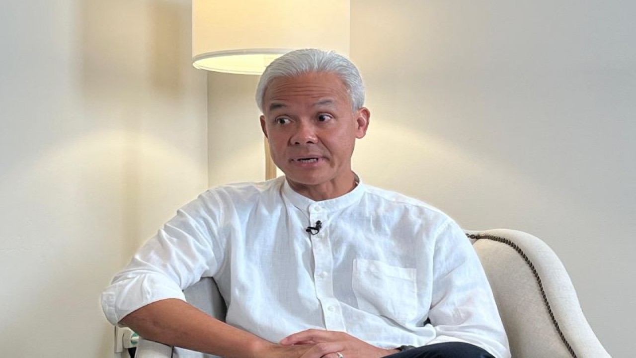 Capres nomor urut 3 Ganjar Pranowo dalam wawancara khusus di kediamannya, Jalan Taman Patra Raya, Setiabudi, Jakarta Selatan, Rabu (13/12/2023). ANTARA/Narda Margaretha Sinambela