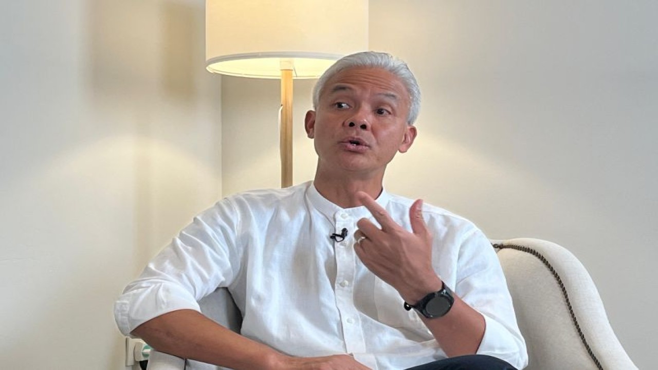 Capres nomor urut 3 Ganjar Pranowo dalam wawancara khusus di kediamannya di Jalan Taman Patra Raya, Kecamatan Setiabudi, Jakarta Selatan, Jakarta, Rabu (13/12/2023). (ANTARA/Narda Margaretha Sinambela)