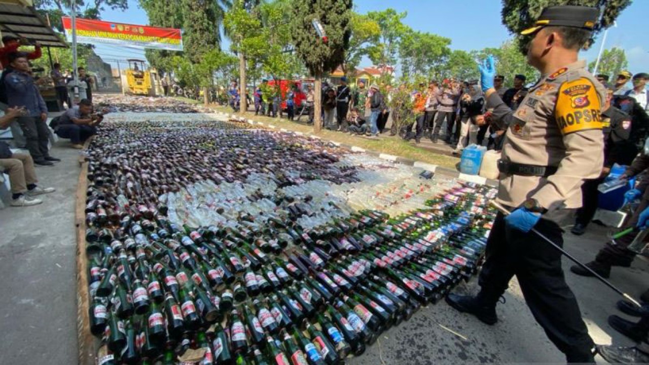 Ribuan botol minuman keras dan knalpot bising dimusnahkan di Markas Polres Garut, Jawa Barat, Kamis (21/12/2023). (ANTARA/Feri Purnama)