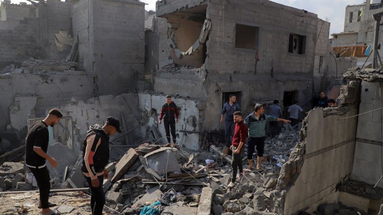 Sejumlah warga memeriksa sebuah bangunan yang hancur akibat serangan udara Israel di kota Khan Younis di Jalur Gaza selatan (1/12/2023). ANTARA/Xinhua/Rizek Abdeljawad/aa.