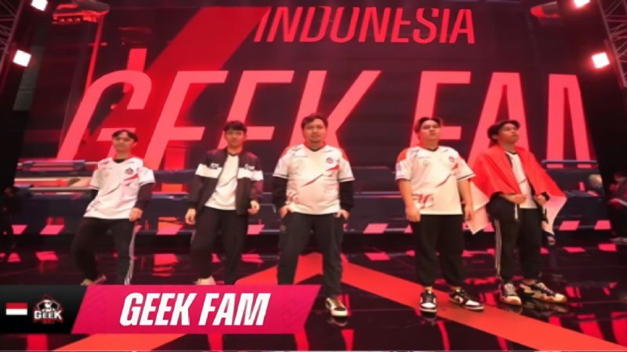 Tangkap layar roster Geek Fam dalam pertandingan fase grup M5 World Championship hari keempat yang berlangsung di Manila, Filipina, Selasa (5/12/2023). (ANTARA/Arindra Meodia/youtube.com/MLBB Esports)