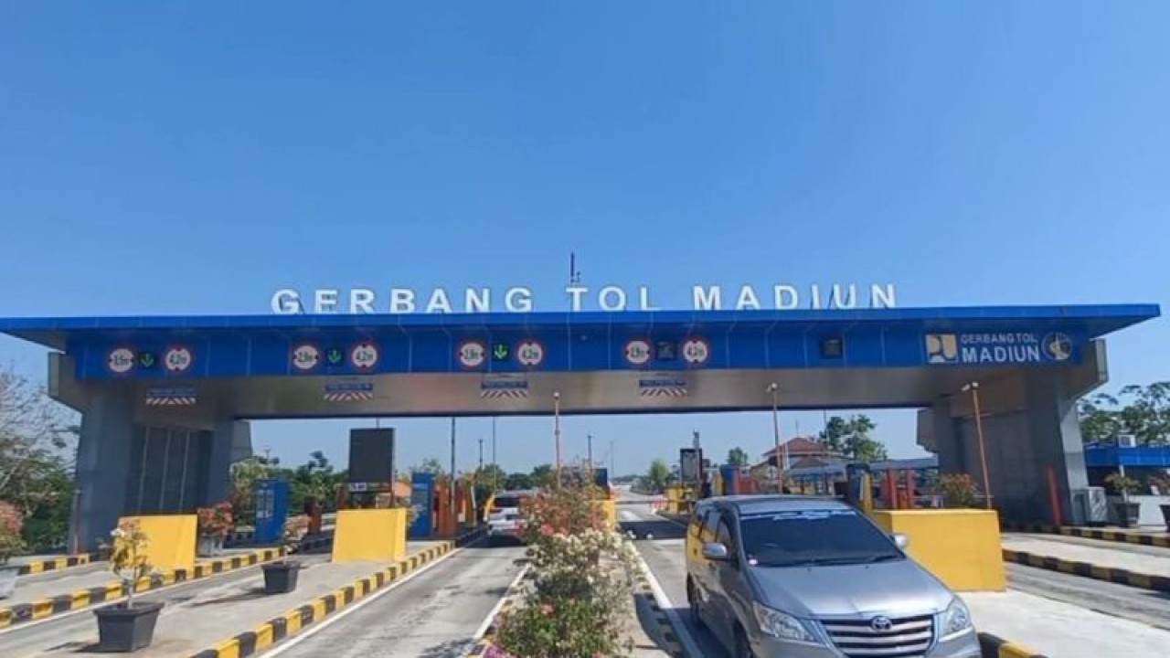 Gerbang Tol Madiun di Ruas Jalan Tol Ngawi-Kertosono. (ANTARA/Louis Rika)